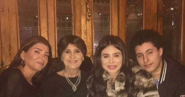 صور.. الراقصة دينا تحتفل بعيد ميلاد والدتها فى جو عائلى