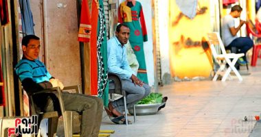 صورة اليوم.. العباية والشال.. محلات كرداسة فى انتظار الزباين