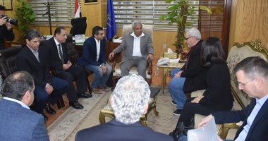 صور.. محافظ أسوان يلتقى بوفد البنك الدولى لمتابعة مشروع الطاقة الشمسية