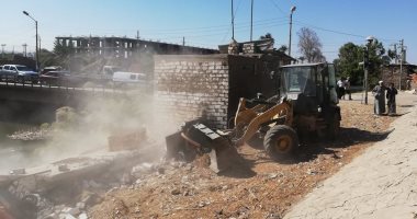 صور.. إزالة تعديات على الأراضى الزراعية وتحرير 199 محضر إشغالات طرق بأسيوط