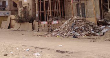 قارئ يشكو من انتشار القمامة فى مبنى شبه أثرى بسوهاج.. صور