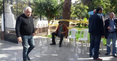 صور.. أشرف زكى يحضر جنازة محمود القلعاوي وغياب نجوم الفن