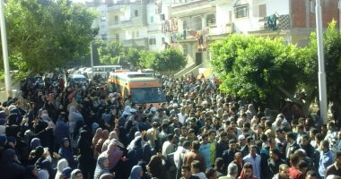 صور.. أهالى كفر الدوار يشيعون جثمان شهيد الواجب الوطنى 