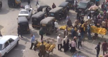 صور..شكوى من انتشار الإشغالات والباعة الجائلين بميدان محطة مترو حلوان 