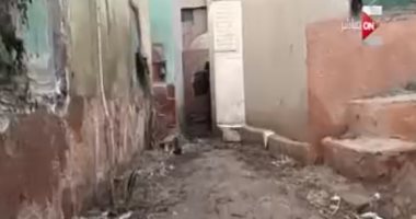 "كل يوم" يعرض تقريراً حول غرق مقابر قرية السنباطى بالفيوم بمياه الصرف
