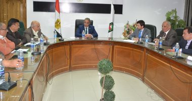 محافظ سوهاج يجتمع مع شركة إسبانية لمتابعة تطوير إشارات السكة الحديد