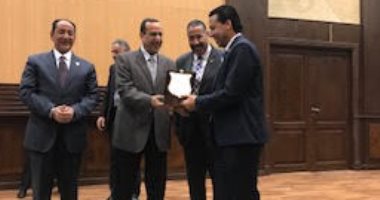 محافظ شمال سيناء يكرم طلبة جامعة العريش خريجى برامج الشباب والرياضة المجتمعية
