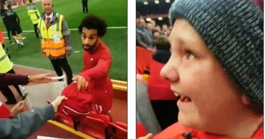 محمد صلاح يهدى قميصه لطفل بعد عبور نابولى بدورى الأبطال.. فيديو