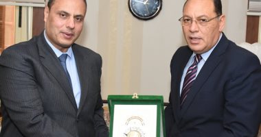 محافظ الشرقية يهدى مدير الأمن السابق درع المحافظة