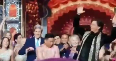 هيلارى كلينتون وكيرى وشاروخان فى وصلة رقص هندى بحفل زفاف ابنة أمبانى.. فيديو