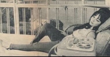 قصة صورة.. شادية فى شرفة منزلها تستمع لكوكب الشرق
