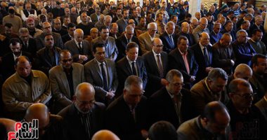 المئات يؤدون صلاة الجنازة على الراحل إبراهيم سعدة بمسجد عمر مكرم بالتحرير