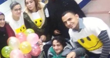 "ارسم ضحكة".. شباب يوهبون أنفسهم من أجل إسعاد المرضى وذوى الاحتياجات الخاصة