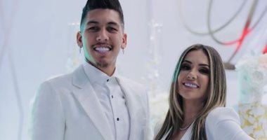شاهد.. فيرمينو مهاجم ليفربول يحتفل بعيد ميلاد زوجته مع أصدقائه..صور