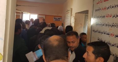 صور..قارىء يشكو من الزحام والمشاجرات بالشهر العقارى فى الغردقة
