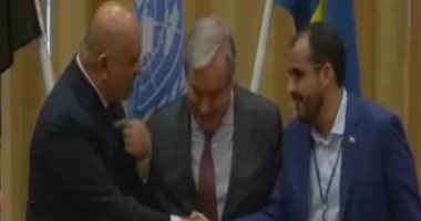 مصافحة وزير الخارجية اليمنى ورئيس وفد الحوثى بمباحثات الأمم المتحدة