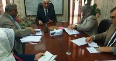 محافظ السويس يجتمع بقيادة التعليم لمناقشة سد العجز وتقليل كثافة الفصول