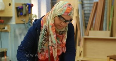 فيديو.. "الأيدى الناعمة فى الورشة".."هيام" نجارة جدعة بتحلم بجاليرى خاص