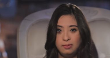شاهد مذيعة متلازمة داون رحمة خالد تشارك يسرا غناء 3 دقات