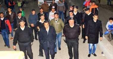 صور...مدير امن الإسماعيلية يقود حملة ليلية لإزالة الإشغالات 