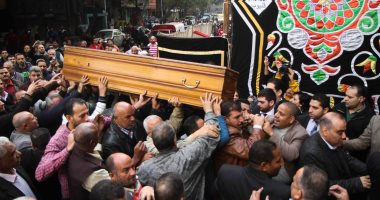 وداعا إبراهيم سعدة.. المئات يشيعون جثمان الكاتب الصحفى الكبير من مسجد عمر مكرم