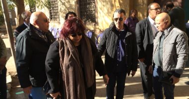 وزيرة الثقافة تشارك فى تشييع جثمان حسن كامى بمقابر الأسرة.. صور 