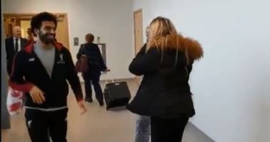 شاهد.. صدمة فتاة بريطانية لدى رؤيتها محمد صلاح بالصدفة داخل مستشفى أطفال 