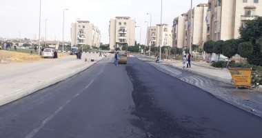 جهاز القاهرة الجديدة يرفع كفاءة الطرق الداخلية بالتجمع الثالث.. (صور)