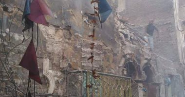 صور.. "عقب سيجارة" يتسبب فى انهيار عقار بوسط الإسكندرية