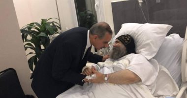 صور.. محافظ أسيوط يطمئن على صحة الأنبا يؤانس بعد إصابته فى حادث