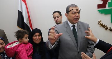 وزير القوى العاملة يسلم "هويات" المصريين مستحقى المعاشات التقاعدية بالعراق