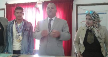 "تعليم الإسماعيلية" يكرم البطل الأولمبي فى المصارعة الحرة