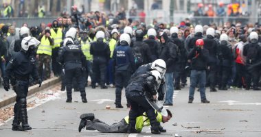 رئيس وزراء بلجيكا يطالب الأمن بتطويق المتظاهرين.. والشرطة تطلق قنابل الغاز
