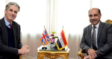 وزير الطيران يبحث مع سفير بريطانيا سبل دعم العلاقات الثنائية