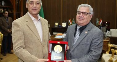 محافظ المنوفية يكرم وكيل مديرية التربية والتعليم لبلوغه سن التقاعد