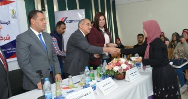رئيس جامعة أسيوط يكرم طلاب كلية فنون جميلة الفائزين فى المسابقة الإبداعية