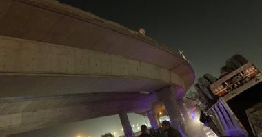 صور.. انقلاب مقطورتين من أعلى كوبرى بالنزهة الجديدة دون تسجيل حالات وفاة