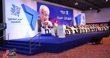 شاشات ضخمة تعرض صور علماء مصر تزين القاعة الرئيسية لمؤتمر "مصر تستطيع"
