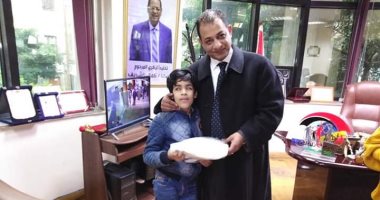 "تضامن الإسكندرية" تقدم عمرة للطفل "محمد ووالده" لفوزه فى مسابقة حفظ القرآن