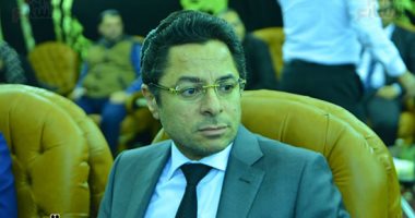 صور.. الإعلامى خالد أبو بكر يقدم واجب العزاء لأسرة الراحل إبراهيم سعدة 