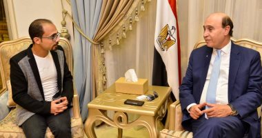 مهاب مميش لـ"اليوم السابع": أصبحنا قلب العالم.. والجميع يتعامل مع قناة السويس بمنتهى الإحترام.. وهناك " إقبال " من الشركات العالمية على الاستثمار بالمنطقة.. وتوجيهات رئاسية بنقل المشروعات الجديدة إلى سيناء