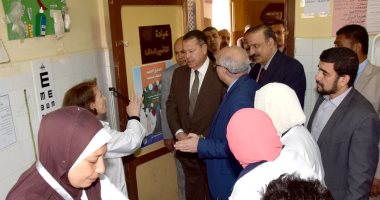 صور.. محافظ بنى سويف يطمئن على تلميذ مصاب بالأنيميا خلال جولة بالمدارس