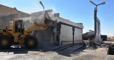فيديو وصور.. إزالة التعديات المجاورة لمحطة وقود بجوار هندسة الطاقة بأسوان