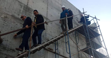 صور.. محافظ الجيزة يتسلق سقالات محطة مياة جزيرة الدهب لمتابعة التنفيذ
