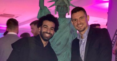محمد صلاح يحتفل بالكريسماس مع لوفرين مدافع ليفربول