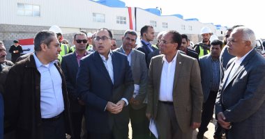رئيس الوزراء يستمع لشرح عن منظومة الصرف الصحى بالعاشر من رمضان