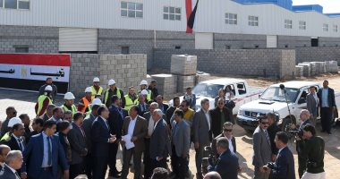 صور.. رئيس الوزراء يتفقد مشروع المجمعات الصناعية الصغيرة والمتوسطة بالعاشر 