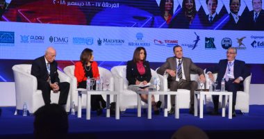 نبيلة مكرم وزيرة الهجرة تكرم علماء مؤتمر "مصر تستطيع بالتعليم" 