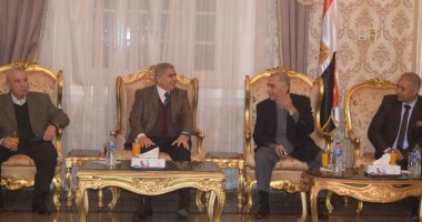 محافظ المنيا يستقبل محافظين سابقين بالديوان العام