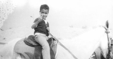 طول عمرك فارس.. شاهد الفنان سامح حسين على ظهر حصان فى سن الطفولة